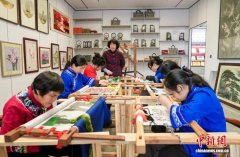 从指尖技艺到“指尖经济” 湖南张家界土家绣娘飞针走线赶单忙