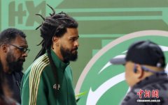 美国说唱歌手科尔签约CBA南京球队现身赛场